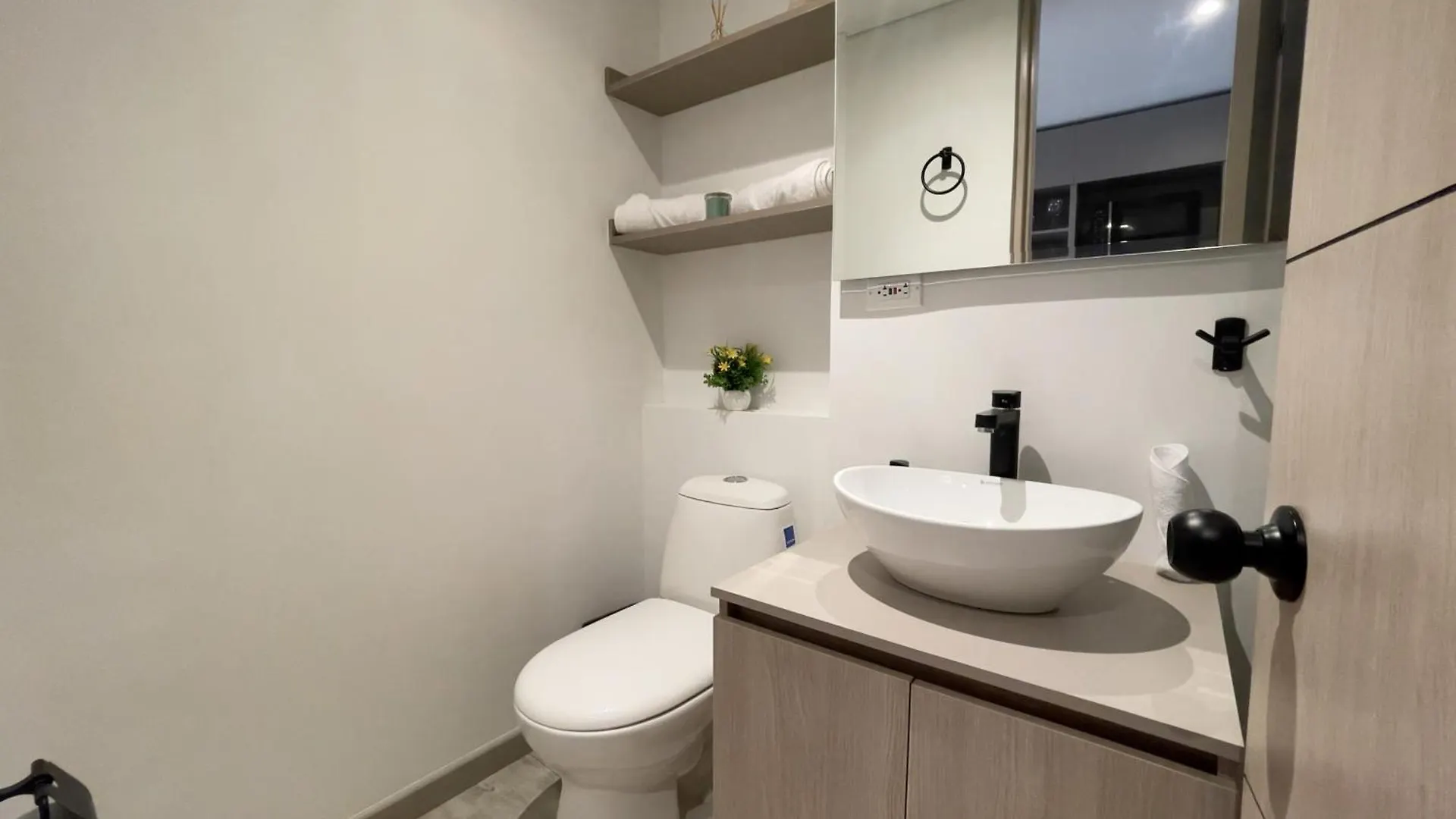 Nuevo Hermoso Y Confortable Loft En Bogota Cerca Aeropuerto, Embajada Americana, Corferias, Agora דירה